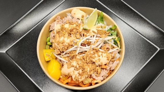 Spicy tuna mango bowl