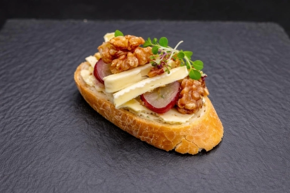 Brie sajtos koktélszendvics szőlővel és dióforgáccsal