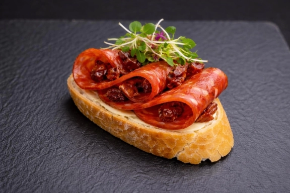 Chorizo-s, szárított paradicsomos koktélszendvics