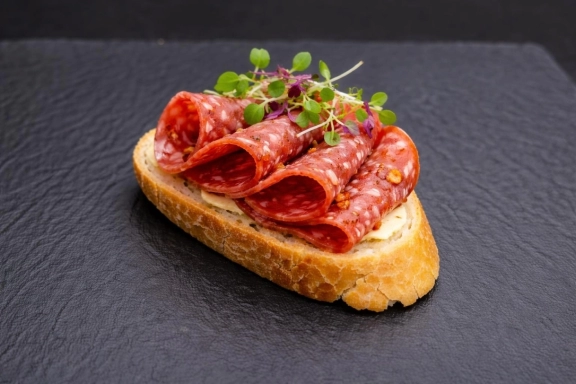 Csípős szalámis koktélszendvics