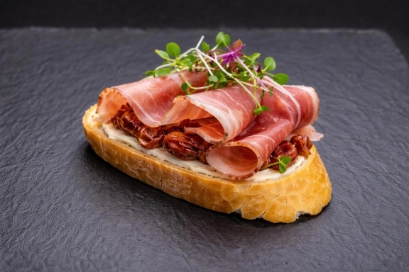 Érlelt sonkás és aszalt paradicsomos koktélszendvics