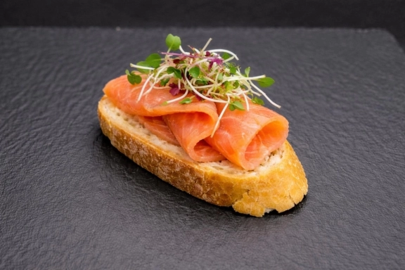Füstölt lazacos koktélszendvics