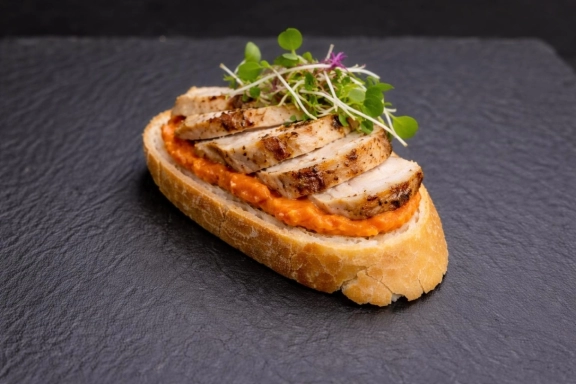 Grillezett csirkemell, sült kápiakrém koktélszendvics