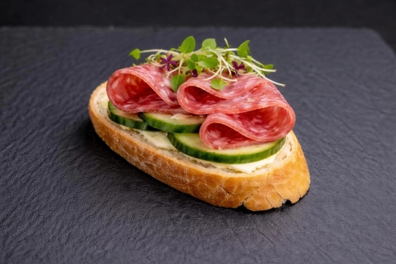 Milánói szalámis koktélszendvics